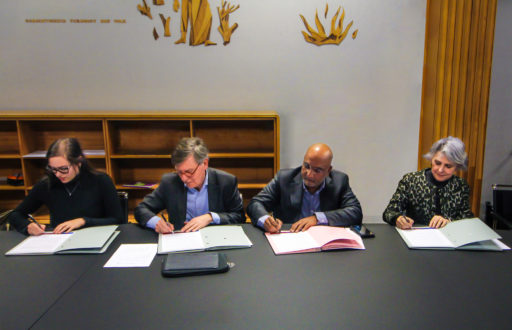 Foto rectores UvA, VU en HvA en praeses van de AKvV tekenen de gedragscode